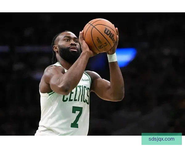 凯尔特人对决尼克斯焦点之战季后赛格局走向引热议东部强强碰撞胜负悬念升级 凯尔特人对决尼克斯焦点之战季后赛格局走向引热议东部强强碰撞胜负悬念升级